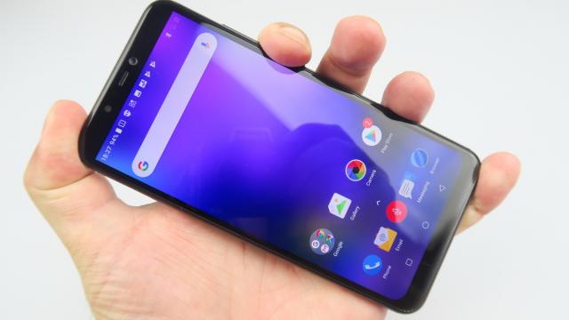<b>Allview Soul X5: Display rezonabil, cu breton, contrast OK</b>În ultima vreme am fost mai des dezamăgiţi decât surprinşi de ecranele de telefoane midrange. Uitaţi-vă la Huawei P20 Lite şi Honor 10 de exemplu... sau Moto G6. Allview X5 Soul se poziţionează un pic mai sus, cu un panou IPS LCD de 5.86 inch, cu breton..