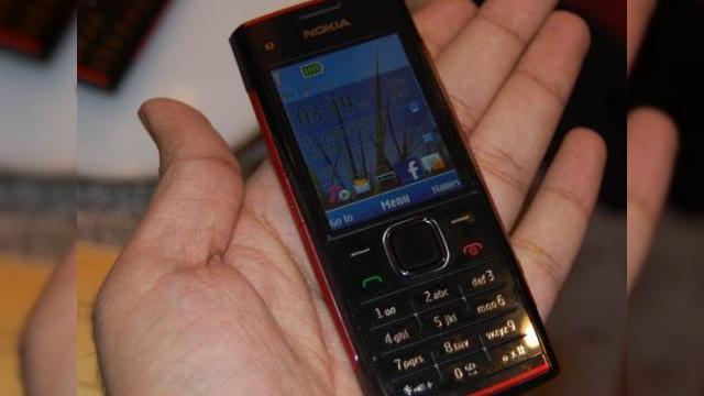 <b>Telefonul de 100 de euro Nokia X2 integreaza functii de social networking</b>Proaspat lansat in tara elefantilor, Nokia X2 pare un terminal destul de promitator, la pretul de doar 100 de euro. Speram ca acest handset nu va ramane in India, ci va poposi si in Europa cat de curand. O imagine cu acest model vedeti mai jos si o scurta...