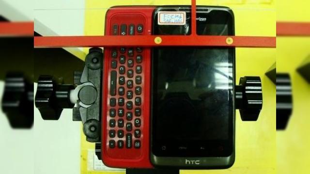 <b>Ghiceste smartphone-ul: un slider HTC cu Android la bord, in teste la FCC</b>Desi telefonul din imagine arata de parca ar fi fost supus la torturi de catre Terminator, sliderul HTC este de fapt intr-o sesiune de teste marca FCC. Aceasta autoritate americana (care combina CNA-ul si OPC-ul cu alte atributii tehnologice) se ocupa cu...