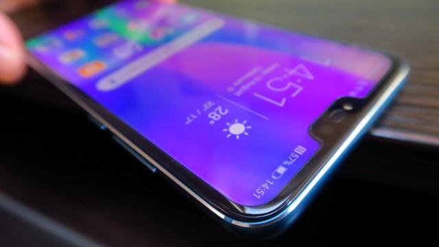 <b>Huawei Honor 10: Conectivitate cu infraroşu, dual SIM, viteze de multe like-uri</b>Huawei Honor 10 este un telefon high midrange care pozează că flagship sau înlocuitor de flagship. Ca atare nu putea să stea prost la efectuarea de apeluri, una dintre funcţiile de bază ale unui telefon. Are două slot-uri SIM şi un emiţător infraroşu în..