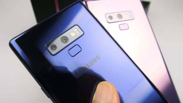 <b>Samsung Galaxy Note 9: Design de SUV Porsche, elegant, dar nu pentru oricine</b>Să fie clar: Samsung Galaxy Note 9 nu e pentru oricine. Mâinile mici o să aibă dificultăţi cu el, cei care vin de la un iPhone se vor familiariza greu şi chiar şi cei cu Note 8 vor avea mici probleme de adaptare. Am fost şocat de cât de îngust era Note 8