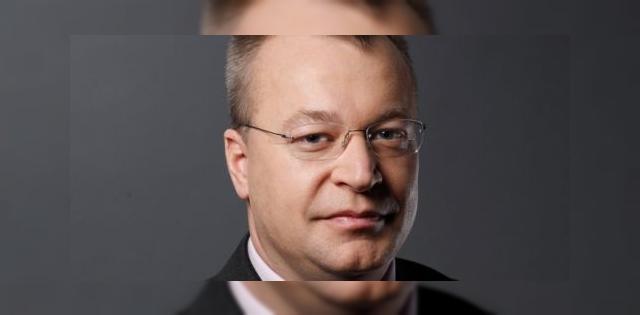 <b>Pestele de la cap se... Nokia angajeaza un nou manager, pe cand si un guru?</b>Apple il are pe Steve Jobs si nici HTC nu sta rau cu Peter Chou, iar Samsung are sigur un creier luminat sau doua la conducere. In schimb Sony Ericsson si Nokia par a-si fi pierdut simtul originalitatii si viziunea asupra pietei de telefonie mobila....