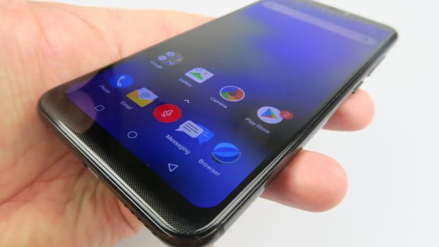 <b>Allview Soul X5: OS, UI, aplicaţii clasice Allview, AVI mai deştept</b>Allview Soul X5 rulează Android 8.1 Oreo într-o experienţă similară în proporţie de 99% cu Allview Soul X5 Pro. Îl avem pe AVI, asistentul inteligent care ştie mai nou tabla înmulţirii, informaţii despre pictori şi arta plastică sau muzică, folosind un..