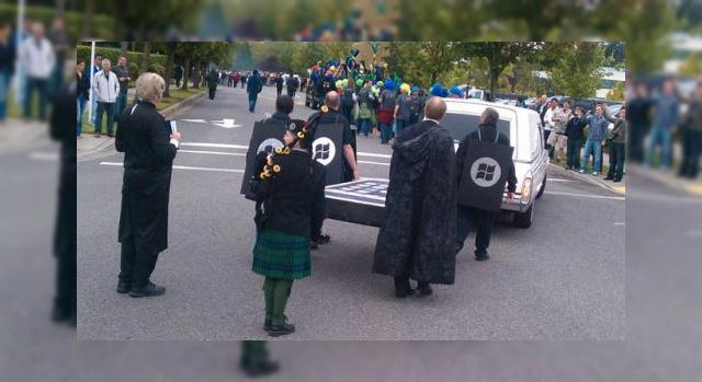 <b>Microsoft se alinta singur: party pentru ca Windows Phone 7 a fost finalizat?!</b>Putina auto-adulatie nu strica niciodata, nu-i asa? Mai ales cand ultimele versiuni ale OS-ului tau mobil au fost cu mult sub asteptari, fiind depasite pana si de Symbian, la capitolul interfata. Vorbim evident despre Microsoft si despre decizia sa de a...