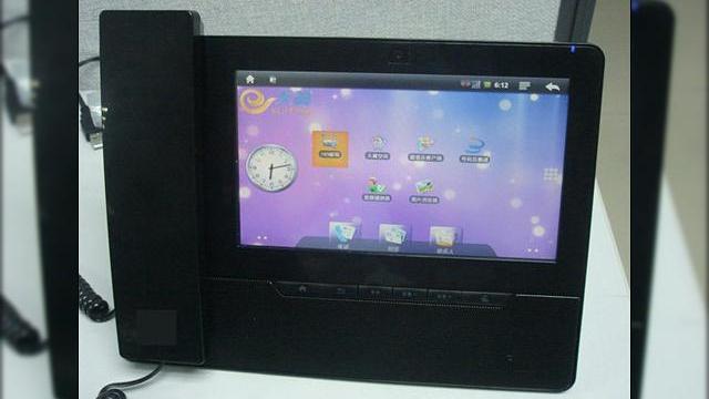 <b>Android, acum si pe fix! Telefonul fix cu Android la bord fotografiat la IFA 2010</b>Printre inovatiile mai putin bagate in seama de blogurile de specialitate in timpul IFA 2010 se numara acest telefon fix ce ruleaza Android, un gadget ideal pentru orice companie care se respecta. Creat de catre Rockchip, terminalul suporta...