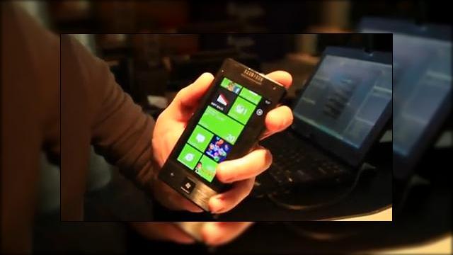 <b>Un prototip de smartphone Asus cu Windows Phone 7, surprins in actiune (Video)</b>Dupa ce am vazut cateva imagini cu telefonul WP 7 Samsung GT-i8700 si am aflat ca Microsoft sarbatoreste finalizarea OS-ului printr-o parada, iata ca descoperim un prototip Asus care graviteaza in jurul aceleiasi platforme. Acest handset a mai fost vazut...