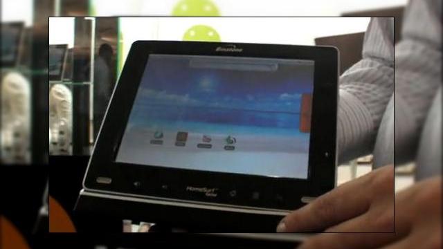 <b>Motorola are un tablet gata de lansare! Terminalul cu ecran de 8 inchi, descoperit la IFA sub alt brand (Video)</b>Binatone este o companie care produce terminale pentru Motorola, in special telefoane fixe si acum si un tablet, pe care il puteti urmari in actiune in clipul de mai jos. &nbsp; Dotat cu un ecran touch de 8 inchi, tabletul ar putea fi lansat pana la...