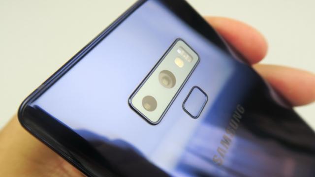 <b>Samsung Galaxy Note 9 primeşte o actualizare care aduce îmbunătăţiri legate de cameră; Iată ce e nou</b>În aceste zile smartphone-ul Samsung Galaxy Note 9 a bifat o nouă actualizare, pachet software ce aduce îmbunătățiri pe partea de cameră foto. Din changelog-ul dezvăluit în cadrul paginii de actualizare aflăm faptul că la nivel de captură foto