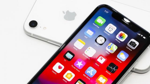 <b>Apple iPhone XR primeşte de abia acum certificarea FCC; E cu un pas mai aproape de lansarea în magazine</b>Un lucru pe care l-am aflat odată cu lansarea lui iPhone XR a fost acela că telefonul nu va ajunge în magazine simultan cu modelele XS și XS Max, fiind sugerate unele probleme cu producția. Acum descoperim că nici măcar certificarea FCC