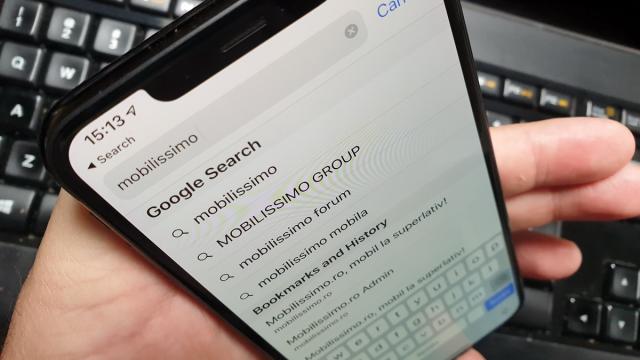 <b>Google plăteşte Apple cu 9 miliarde de dolari pe an pentru a rămâne motorul de căutare standard pe iPhone</b>Chiar dacă Google şi Apple sunt rivali la cuţite, pe piaţa platformelor mobile, Apple a fost des nevoită să apeleze la soluţiile Google, în lipsa unora proprii. Spre exemplu iPhone-urile au folosit Google Maps ani buni până să apară Apple Maps, iar la..