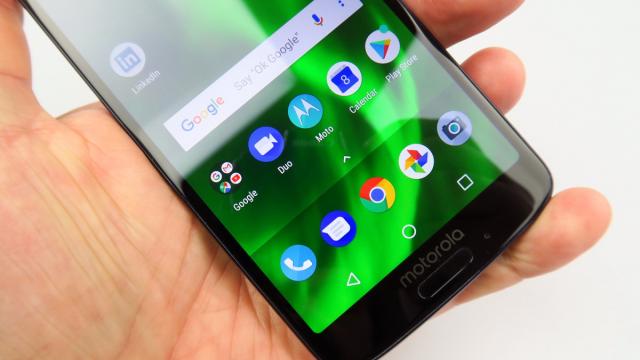 <b>Motorola Moto G6: OS, UI, aplicaţii clasice, stock, curate</b>La Motorola Moto G6, Moto G6 Plus şi Moto G6 Play nu sunt foarte multe lucruri de zis diferit la software, pentru că oferă fix aceeaşi experienţă. Este un Android 8.0 Oreo stock şi curat, în pole position pentru Android 9.0 Pie, când va începe să ajungă..
