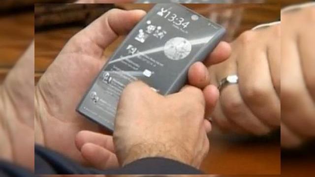 <b>Un prototip rusesc aproape... "nuclear" - smartphone-ul presedintelui Medvedev (Video)</b>Cand rusii fac cadouri nu se joaca! Ceea ce vedeti in imaginea de mai jos pare o editare Photoshop, dar clipul de la finalul articolului va va dovedi ca este vorba despre un terminal real (mai mult sau mai putin). Aparent, presedintele rus Vladi... sau...