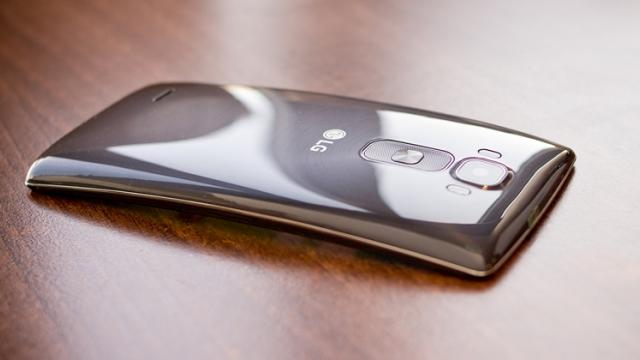 <b>LG anunţă propriile telefoane pliabile, la care lucrează deja</b>Pe final de săptămână sud-coreenii de la LG Electronics a confirmat faptul că lucrează la propriile telefoane pliabile, produse care vor putea debuta cel mai probabil anul viitor alături de modele din partea rivalilor Samsung, Microsoft, dar și Huawei
