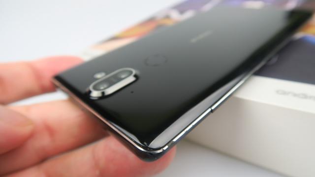 <b>Nokia 8 Sirocco: Baterie superioară lui Nokia 8, bună în special de Netflix</b>Nokia 8 nu a impresionat deosebit la capitolul baterie, fiind mai mult generic ca durată de utilizare continuă sau playback video. Nokia 8 Sirocco deja cunoaşte un salt, de la 3090 mAh cât avea Nokia 8 la o capacitate de 3260 mAh a bateriei.