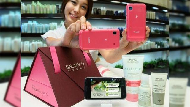 <b>Crema smartphone-urilor vine cu creme de piele pentru domnisoare: Galaxy S, editia Femme</b>Pentru ca Samsung Galaxy S a fost vandut in milioane de unitati in toata lumea si este un smartphone apreciat si in Romania, e justificat ca handsetul sa fie lansat acum si in versiuni speciale, tintite catre noi segmente de public. Printre ele se numara...