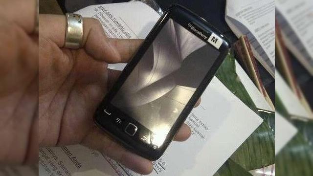 <b>BlackBerry Storm 3, primul model RIM 4G fotografiat in premiera</b>Ne-am fi asteptat ca RIM sa renunte la handseturile bazate strict pe touchscreen dupa lansarea lui Torch 9800, care combina un display touch cu o tastatura QWERTY. Totusi producatorul canadian de BlackBerry-uri pare a pregati un nou membru al seriei...
