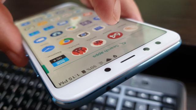 <b>Xiaomi Mi A2: Hardware adus la zi acolo unde era nevoie</b>Xiaomi Mi A2 da senzaţia unui upgrade "S"de iPhone, pentru că umblă în special la camere. Rămâne unul dintre puţinele telefoane cu corp metalic, deci nici o schimbare aici, dar creşte diagonala de la 5.5 inch la 5.99 inch. Bateria rămâne tot pe la..