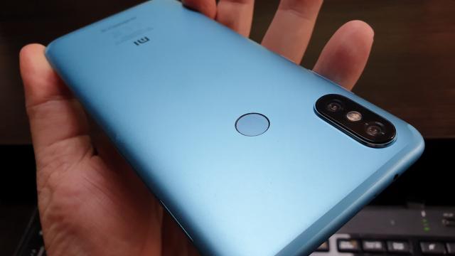 <b>Xiaomi Mi A2: Design arătos, unibody metalic "ca pe vremuri"</b>Ne-am obişnuit aşa mult cu telefoanele cu corp din sticlă şi metal, încât Xiaomi Mi A2 pare un telefon "că pe vremuri", având un corp unibody metalic. Vine pe o nuanţă arătoasă de albastru şi are o cameră care iese în relief multişor.