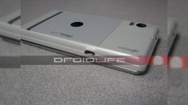 <b>Imagini cu primul telefon cu procesor de 1.2 GHz: Motorola Droid 2 (World Edition)</b>Iata ca a venit si momentul pe care il asteptam cu totii: primele imagini cu un handset al carui procesor depaseste limita de 1 GHz. Este vorba despre Motorola Droid 2, in versiunea World Edition, care vine cu o carcasa alba cromata. &nbsp; Acest...