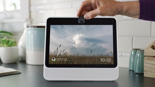 <b>Facebook Portal și Portal+ sunt două noi boxe inteligente cu ecran tactil, axate pe apeluri video</b>Din această toamnă și cei de la Facebook intră pe piața boxelor inteligente odată cu lansarea produselor numite Portal și Portal+ pe care le vedeți în imaginile de mai jos. Acestea se bazează pe asistentul virtual Amazon Alexa și vin echipate cu 