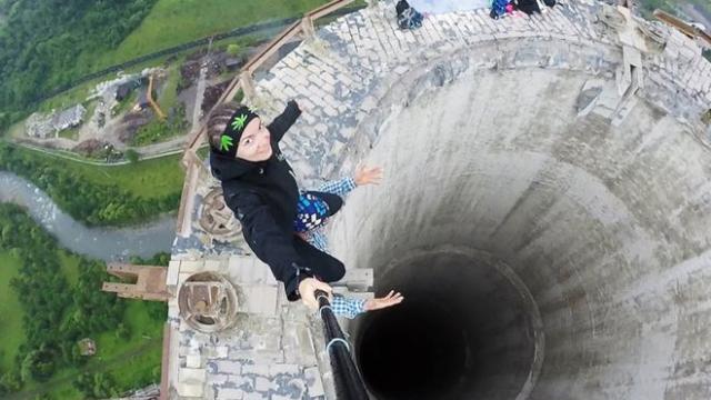 <b>Selfie-urile au provocat 259 de morţi în doar 6 ani; O privire asupra unui flagel stupid</b>Moartea din cauza unui selfie e ultimul lucru pe care ai vrea să îl ţină minte despre tine, cu siguranţă. Totuşi se întâmplă sute de cazuri în lume, morţi stupide din cauza faptului că o persoană a vrut să se pozeze cu trenul care tocmai vine din spate..