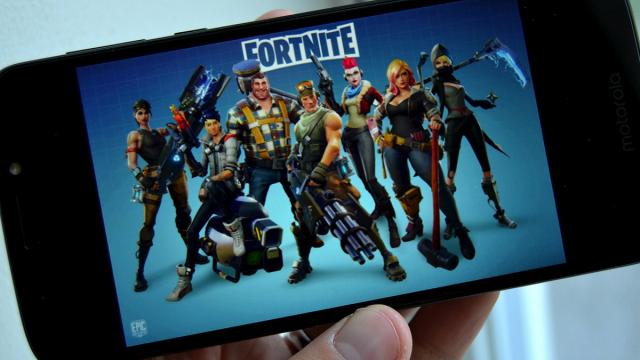 <b>Fortnite poate fi jucat acum de toată lumea pe Android, fără invitaţie</b>Fortnite continuă să fie un succes uriaş pe mobil şi am aflat recent că doar pe iOS a strâns 300 de milioane de dolari. Era deja şi pe Android, doar că nu instalabil din Play Store şi compatibil doar cu o mână de device-uri şi doar cu invitaţie.