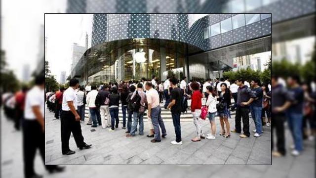 <b>Nebunie in China - sute de mii de precomenzi pentru iPhone 4</b>Pus in vanzare in China incepand cu sambata trecuta, iPhone 4 a atins deja 200.000 de precomenzi in aceasta tara asiatica. Cifrele au fost comunicate de catre operatorul China Unicom, care vinde handsetul local si a decis sa nu mai preia comenzi online...