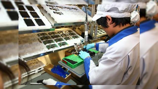 <b>Nokia N8 soseste in curand; au inceput livrarile!</b>Nokia tocmai a anuntat ca a inceput livrarile mult-asteptatului cameraphone de 12 megapixeli N8. Dupa o asteptare de cateva luni care risca sa transforme terminalul intr-unul invechit, iata ca el soseste intr-un interval rezonabil de timp. &nbsp; Astfel,...