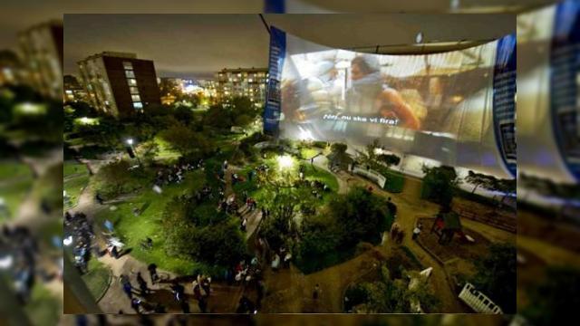 <b>Nokia N8 se conecteaza la cel mai mare ecran de cinema din lume: multimedia la puterea a doua!</b>Nokia are o masinarie de PR bine unsa si pusa la dispozitia noului model N8, care deja a beneficiat de contributia Pamelei Anderson si acum foloseste un nou artificiu pentru promovare. Este vorba despre conectarea telefonului la un gigantic ecran de...