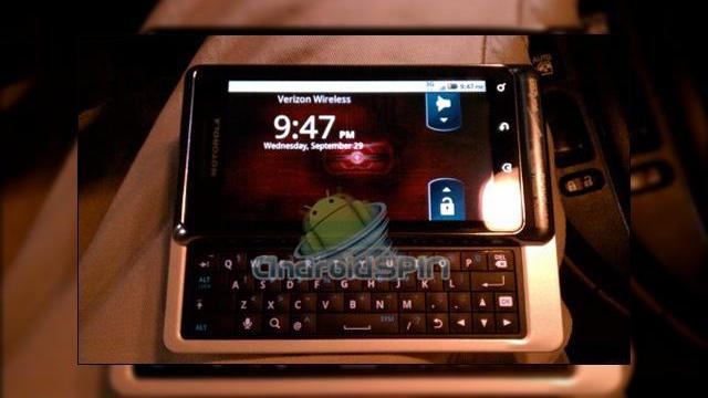 <b>Motorola Droid 2 Global, acum in noi imagini; lista completa de specificatii aici!</b>Motorola Droid 2 are pe langa o editie speciala destinata fanilor Star Wars si o editie internationala, cu suport pentru conectivitate dual GSM/CDMA. Zvonurile afirma ca acest handset ar sosi cu un procesor de 1.2 GHz, dar ele nu au fost confirmate...