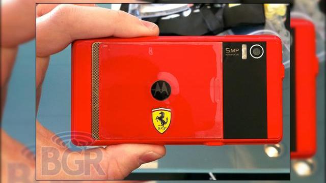 <b>Motorola Milestone, acum in editie limitata Ferrari</b>Cunoscut in SUA drept Moto Droid si in Europa drept Motorola Milestone, terminalul din imaginea de mai jos este o editie limitata a modelului original, impodobita cu insemnele scuderiei Ferrari. Aparent Ferrari ar fi facut cadou astfel de unitati...