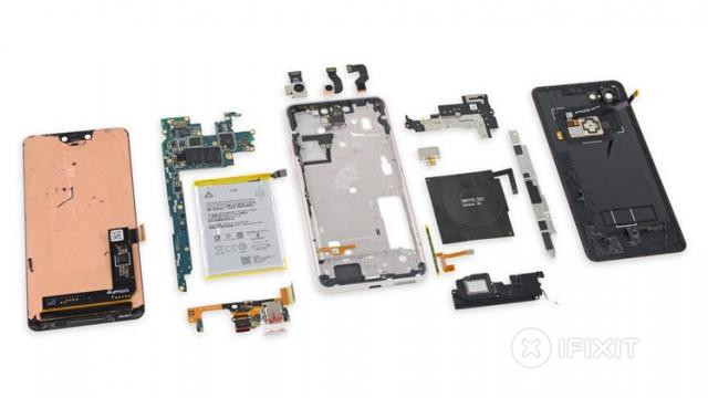 <b>Google Pixel 3 XL primește o disecție ce confirmă prezența unui ecran Samsung AMOLED la bord</b>Iată că astăzi aflăm o veste tare interesantă despre phablet-ul Google Pixel 3 XL, aceea că ecranul AMOLED de la bord este de această dată unul fabricat de Samsung și nu de LG precum s-a întâmplat anul trecut. Avem parte de o disecție 