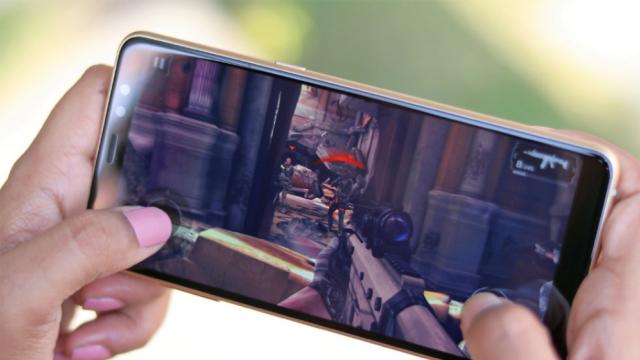 <b>Telefonul de gaming al celor de la Samsung vine în noiembrie</b>Asistăm la o adevărată ascensiune a telefoanelor de gaming în ultima vreme şi după debutul lui Razer Phone 2, vine în câteva zile şi Xiaomi Black Shark 2, iar tot în curând începe să se vândă şi ASUS ROG Phone. Acum și telefon de Gaming Samsung..