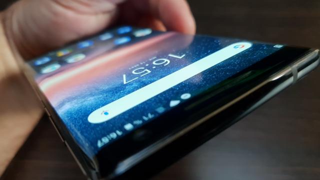 <b>Nokia 8 Sirocco: Benchmark peste multe modele midrange, cam călduros pe muchie</b>Nokia 8 şi Nokia 8 Sirocco nu prea sunt telefoane de gaming, pentru că diagonala lor e considerată mică în ziua de azi. În special Sirocco, pentru că e şi alunecos şi tăios cu acea muchie metalică. Totuşi cu o husă aderentă devine mai comod pentru..