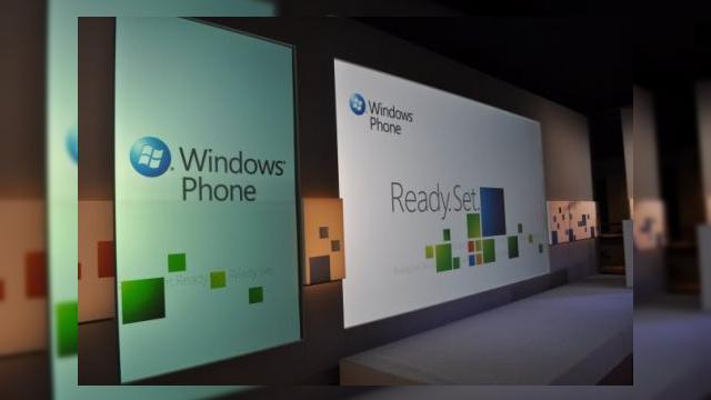 <b>Microsoft lanseaza Windows Phone 7 astazi! Va tinem in priza via live blogging!</b>In aproximativ o ora si jumatate, Microsoft va lansa Windows Phone 7 in cadrul unui eveniment organizat simultan in cateva orase pe de glob: Hawaii, Londra, Paris, Moscova, Tokyo, New York. Evident, New York va fi punctul central al lansarii, la acest...