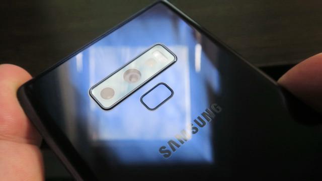 <b>Samsung Galaxy Note 9: Cameră de top 3 2018, câteva medalii de aur bătute în cuie</b>Samsung Galaxy Note 8 a fost o premieră pentru Samsung anul trecut: primul telefon flagship cu camera duala în spate şi un zoom deosebit. În 2018 Samsung continuă pe aceeaşi idee, adoptând ce era mai bun la Note 8, dar şi ce e mai bun de la Galaxy S9+.