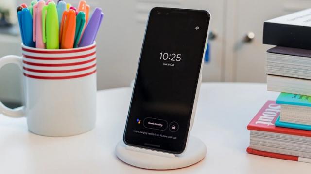 <b>Funcționalitatea Google Assistant devine accesibilă și din lockscreen pe Pixel 3, fără a rosti "Ok, Google"</b>Descoperim la început de săptămână faptul că funcționalitatea Google Assistant este acum accesibilă și din lockscreen pe terminalele Pixel 3 și Pixel 3 XL, asta fără a fi nevoie de rostirea comenzii Ok, Google. Vom putea accesa 
