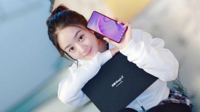 <b>Huawei Honor Magic 2 apare în fotografii promoţionale și primește certificarea TENAA; Ar avea 6 camere (în total)</b>La scurt moment de la descoperirea unui clip video hands-on cu noul Huawei Honor Magic 2 iată că vedem și fotografii promoționale cu noul terminal ce se lansează pe final de lună. Aflăm și că acesta a fost certificat de către TENAA