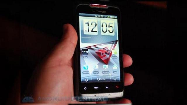 <b>HTC Merge, un telefon global Android 2.2 analizat in fata camerei (Video)</b>Desi neanuntat oficial inca, HTC Merge isi face aparitia in urmatorul clip hands-on, care ii prezinta functiile si interfata, dar si designul. Acest handset este cel mai nou model Android 2.2 al producatorului taiwanez si aflam ca urmeaza sa debuteze in...