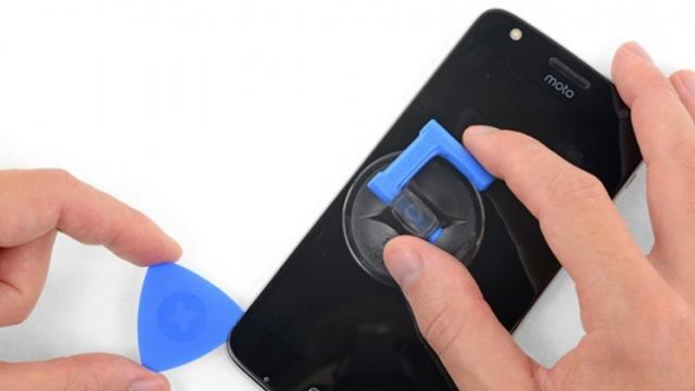 <b>Motorola lansează kituri de reparaţie smartphone marca iFixit</b>Descoperim pe final de săptămână o lansare interesantă, cea a unor kituri de reparație smartphone oferite în parteneriat de către Motorola și cei de la iFixit. Deși nu se încurajează reparația acasă, prin intermediul acestor kituri cei care vor