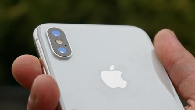 <b>Alertă preţ bun! iPhone X coboară sub 1000 de euro la un retailer de la noi</b>Era de așteptat ca la scurt timp de la debutul noilor modele iPhone XS și iPhone XS Max să vedem ceva scăderi de preț pentru iPhone X, fapt ce se și întâmplă acum pe final de săptămână. Descoperim că în oferta celor de la QuickMobile.ro