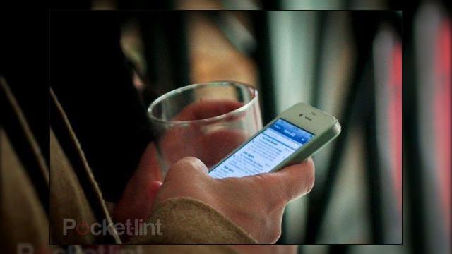 <b>Probleme cu iPhone 4 din nou: varianta alba nu este... destul de alba?!</b>Daca nu ati avut ocazia pana acum sa vedeti in magazine un iPhone 4 de culoare alba, ei bine avem si explicatia pentru aceasta lipsa. Cei de la Pocket Lint au avut ocazia sa intervieveze un domn misterios la New York, posesor al unui astfel de handset,...