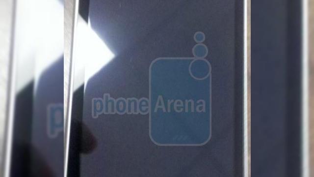 <b>Motorola Droid X SE isi face aparitia inainte de vreme!</b>Versiunile lui Motorola Droid incep sa ne induca in eroare prin numarul lor, mai ales acum ca am descoperit o noua varianta, pe numele sau Motorola Droid X SE. Phone Arena a primit imaginea de mai jos de la o sursa din cadrul operatorului Verizon, care...