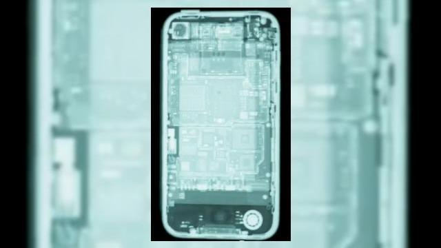 <b>iPhone 3GS la radiografie; cinste inginerilor si migalei! (Video)</b>Doar cand vedem un telefon mobil de ultima generatie expus razelor X si radiografiat ne dam seama cat de migalos este sa creezi un astfel de terminal. Cata munca, cata inginerie, cate diplome de specialitate, cate creiere au pierdut nopti intregi pentru...