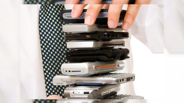 <b>Romanii cumpara tot mai multe telefoane, in ciuda crizei</b>Daca in 2009 romanii au preferat sa cumpere televizoare, plasand aceste produse pe primul loc in topul electronicelor de pe piata, iata ca in 2010 telefonul mobil domina preferintele populatiei. Asfel, Gandul ne informeaza ca peste 32% dintre romani...