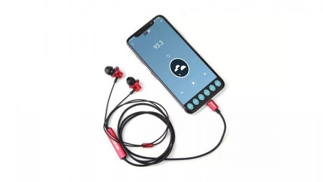 <b>Radio FM pe iPhone? Acum se poate, prin nişte căşti speciale</b>Dacă visul vostru este acela de a avea Radio FM pe iPhone fără a fi nevoie să accesați un stream online, atunci astăzi dorința vi se îndeplinește. Descoperim că pe piață și-a făcut apariția o nouă pereche de căști care oferă această funcționalitate