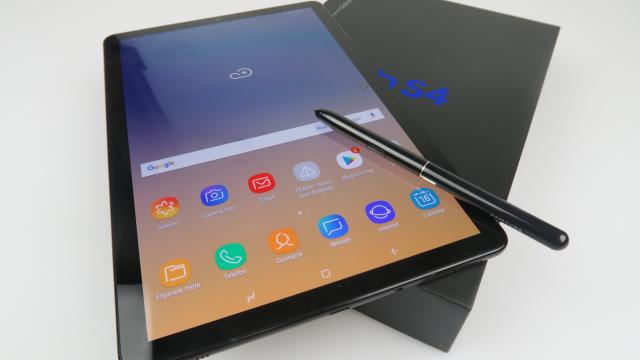 <b>Samsung Galaxy Tab S4: Hardware-ul cel mai bun din universul Android</b>Samsung Galaxy Tab S4 este cea mai puternică tableta Android din 2018, având procesorul Snapdragon 835 găsit pe telefoanele flagship ale anului 2017. Vine cu 4 sau 6 GB RAM şi 64 sau 256 GB stocare. Are şi slot microSD şi se remarcă prin cele 4 difuzoare