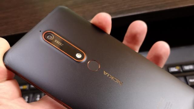 <b>Nokia 6.1 primește de astăzi actualizarea la Android 9.0 Pie; Aduce și integrare Google Lens</b>Exact cum au promis iată că finlandezii de la HMD Global aduc în această lună actualizarea la Android 9.0 Pie și pe smartphone-ul Nokia 6.1. Interesant este faptul că avem de-a face aici cu un telefon ce adoptă dotări mid-range, asta în