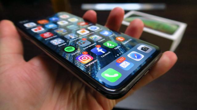 <b>Apple iPhone XS Max: Hardware-ul maxim pe care îl poate oferi Apple acum</b>În fiecare an Apple ne lasă dorind câte ceva, ba un ecran mai mare, ba vreun jack audio, ba mai mult RAM şi mai mulţi miliamperi. iPhone XS Max împinge lucrurile spre maxim, sau mai bine zis maxim pentru Apple. Pentru că doar Apple ştie să scoată..
