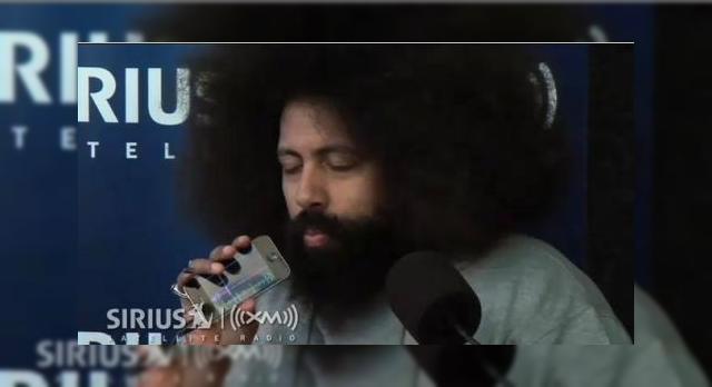<b>Apple iPhone, inca o data instrument muzical, de aceasta data si cu o doza de comedie (Video)</b>Dupa ce am vazut o formatie din New York interpretand o melodie cu ajutorul a 4 iPhone-uri (ce tineau loc de instrumente), iata ca terminalul Apple capata din nou utilizari muzicale. Muzicianul si comediantul Reggie Watts, pe care il puteti vedea...